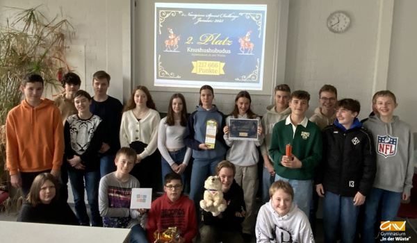 Podestplatz für Wüstenschülerinnen / Wüstenschüler bei Vokabelwettbewerb