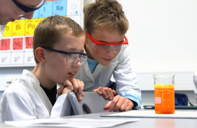 Erfolgsgeschichte fortgesetzt: Unsere Schule erneut als MINT-EC-Schule ausgezeichnet!