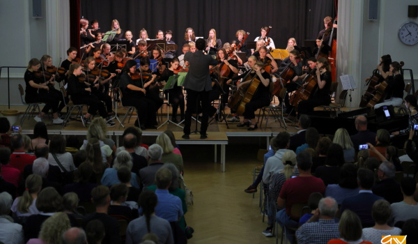 Spende für die Osnabrücker Tafel – Erlös aus Konzert des Wüstenorchesters