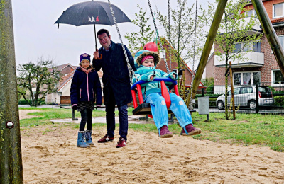 Große Freude für die Kleinsten in Hasbergen- die 1. Babyschaukel hängt!