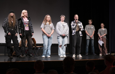 Reporterinnen und Impro-Gruppe im Einsatz