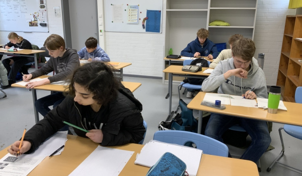 Schülerinnen und Schüler des GIdW knobeln um die Wette