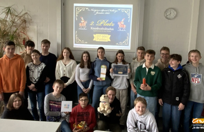 Podestplatz für Wüstenschülerinnen / Wüstenschüler bei Vokabelwettbewerb