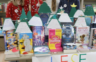 Die Lese-AG berät Kunden bei Bücher Wenner