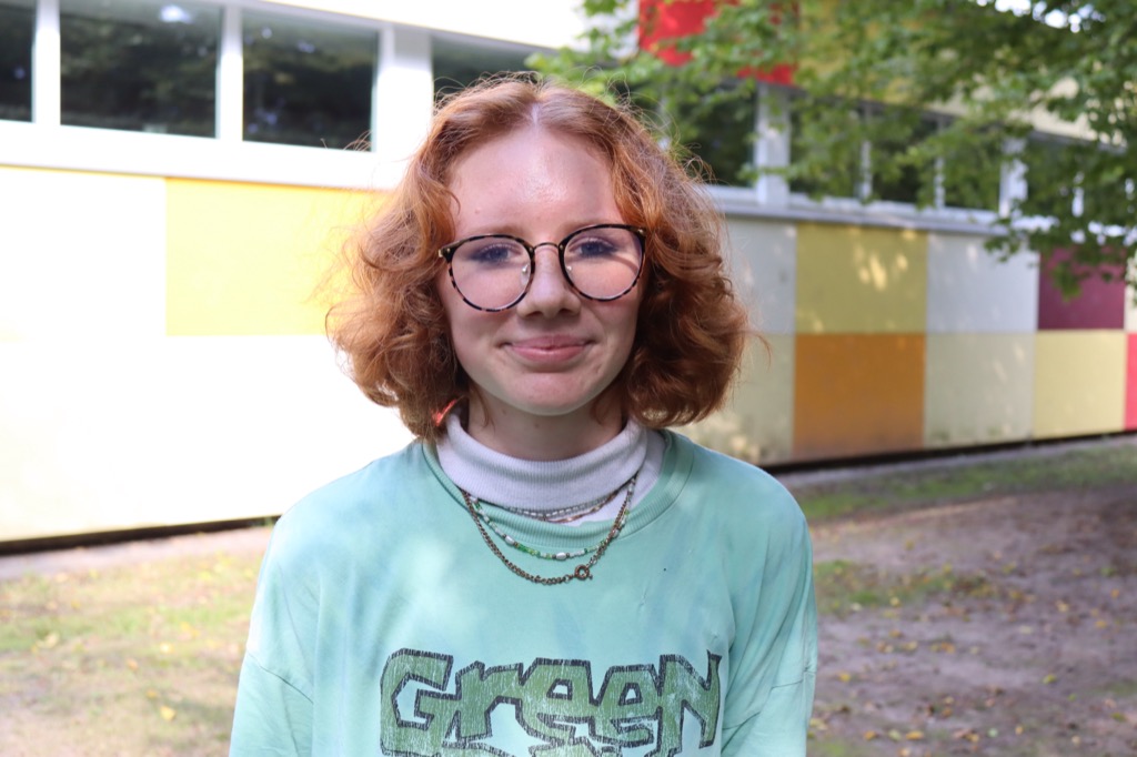 Sara Bade, Schülerin