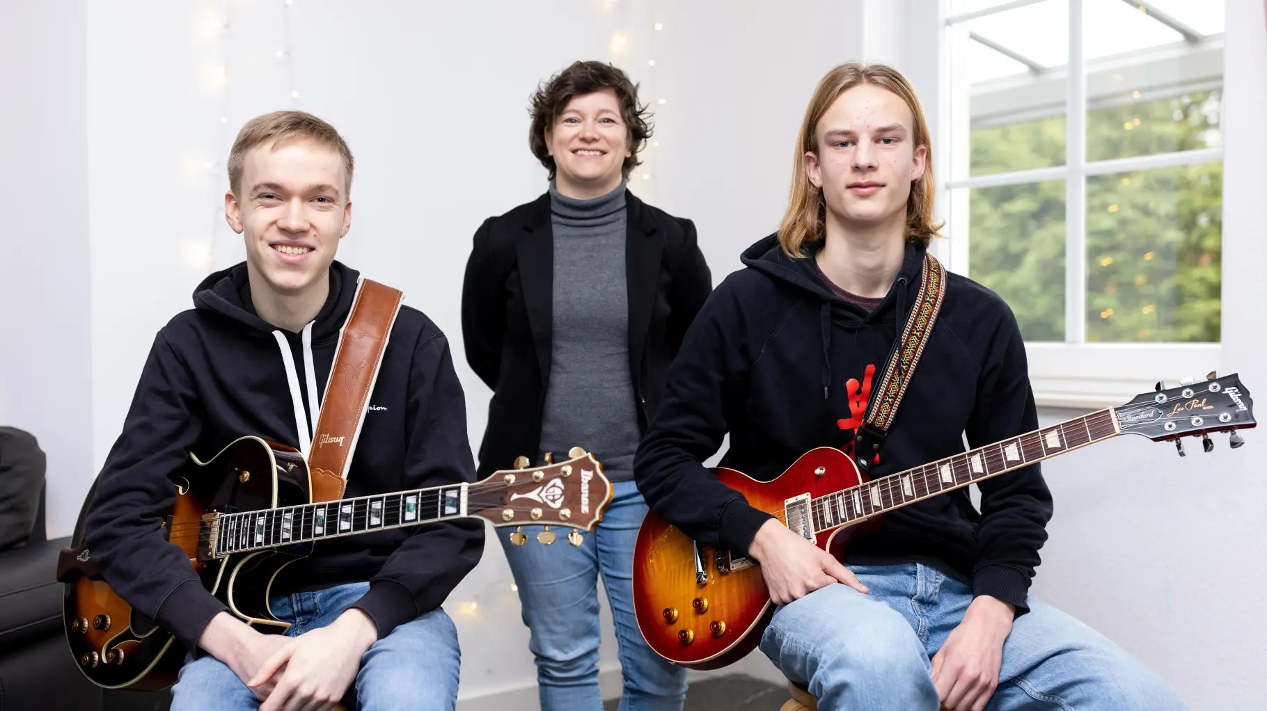 Katrin Remmerts Schüler Lennart Voß (links) und Leander Heggemann belegten beim Regionalentscheid von „Jugend musiziert“ Platz eins. FOTO: STEFAN GELHOT